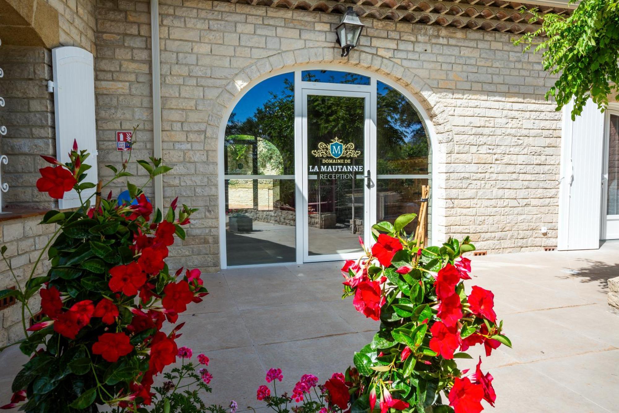 Aparthotel Domaine De La Mautanne Sainte-Tulle Exterior foto